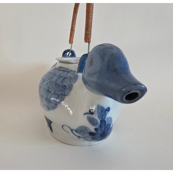 VTG Blue & White Porcelain Duck Teapot w/ Bamboo Handle, w/ chip on lid - Picture 3 of 8